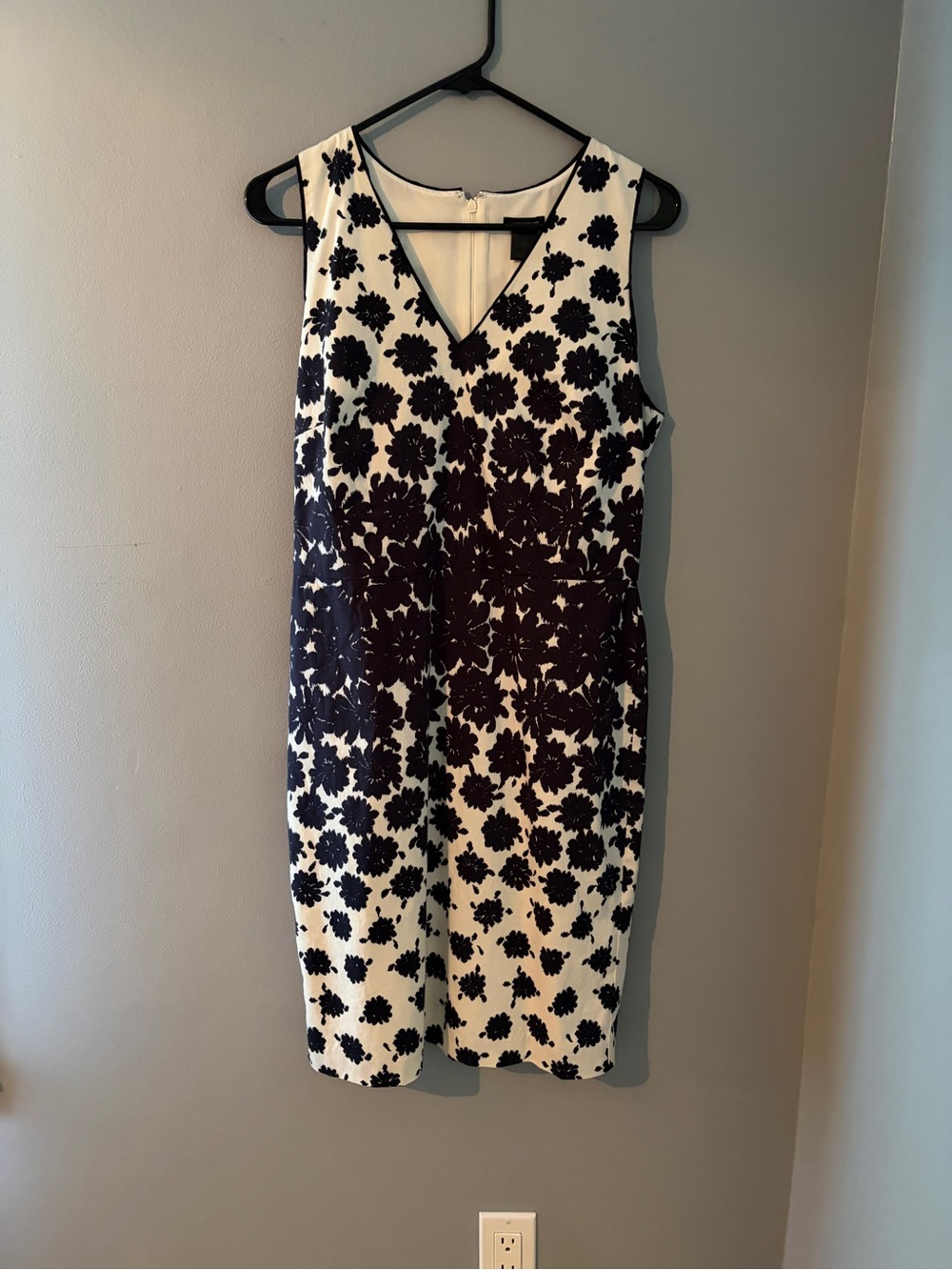 Ann Taylor Black and White Floral V-Neck Sheath Dress